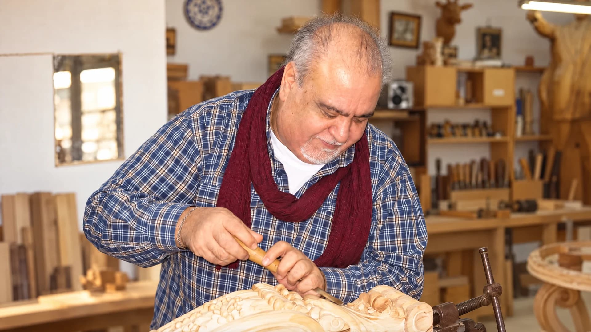 Necati Keser dəzgah arxasında oyma işi görərkən